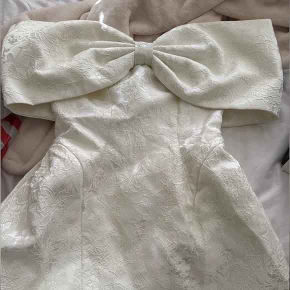 Elegant White Bow Dress
Off the shoulder + lace from BooHoo
runs a bit small - Picture 4 of 4